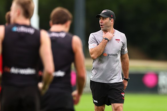 El entrenador interino de Essendon, Dean Solomon, sigue centrado en el equipo y su desempeño, a pesar de los rumores que rodean el puesto de entrenador senior.