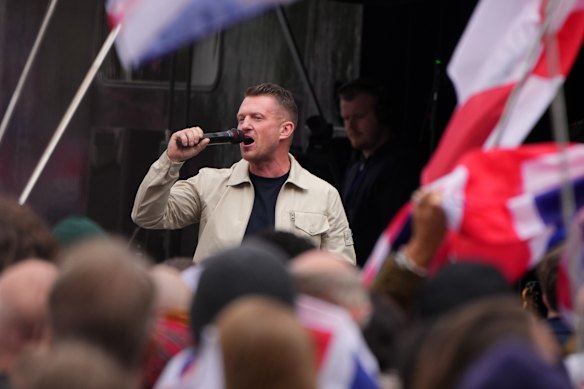 O agitador de extrema direita Stephen Yaxley-Lennon – conhecido por seu pseudônimo Tommy Robinson – fala durante o comício Unite the Kingdom no sábado.