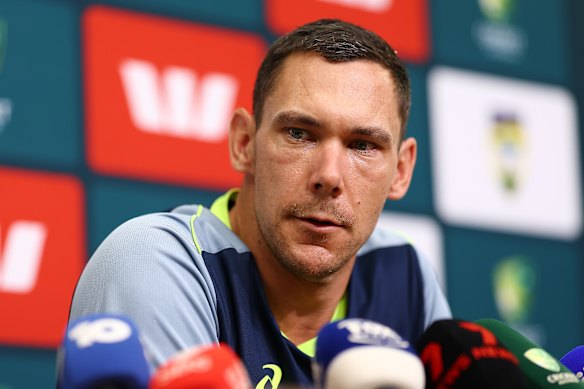 Boland responde perguntas da mídia na véspera de Natal.