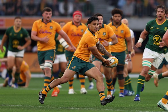 Len Ikitau passes the ball against the Springboks.