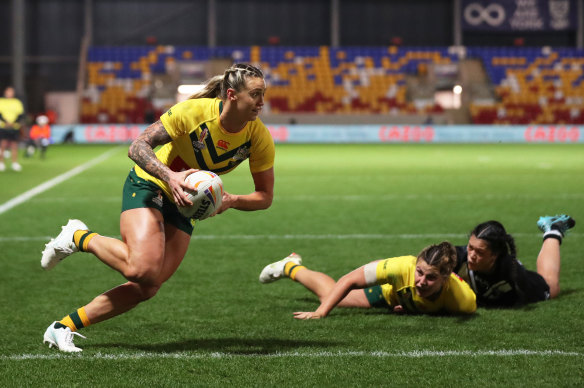 Julia Robinson crosses for Australia’s second try in the two-point win over New Zealand.