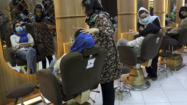 Taliban orders Afghan beauty salons to close