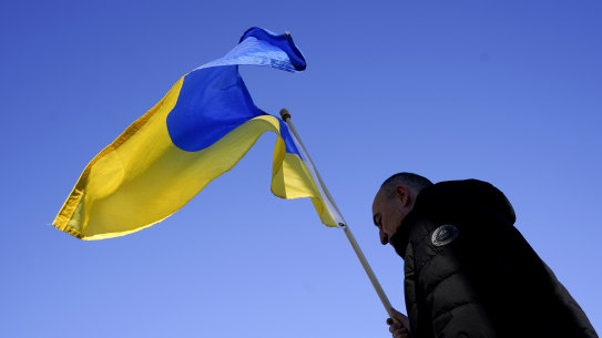 A man carried the Ukrainian flag outside the White House. 