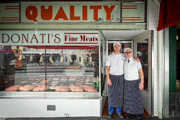 Leo Donati e seu filho Marcello do açougue Donati em Lygon Street, Carlton.