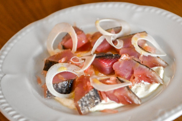 Bonito with palm heart and pomelo.