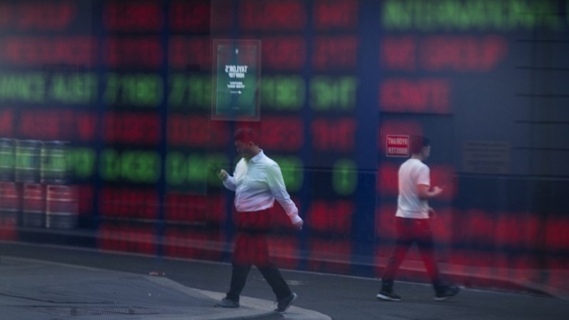 Investors pull money from Australia on rate risks, weak profits