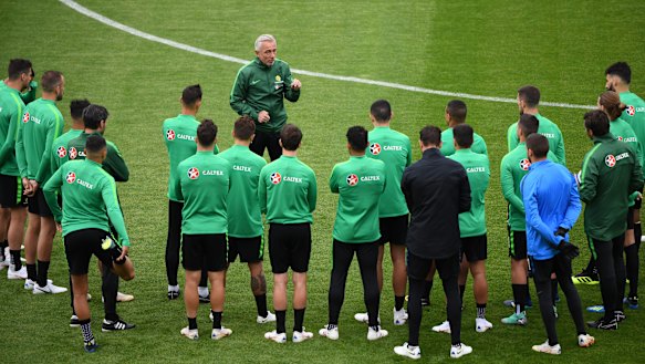 Bert van Marwijk addresses the Australian players.