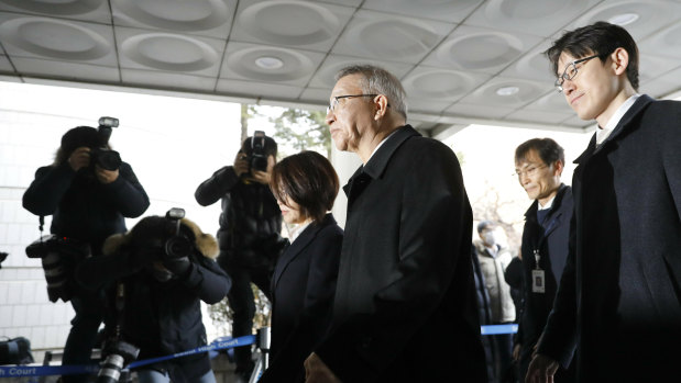 Former Supreme Court Chief Justice Yang Sung-tae, centre, arrives to attend a hearing for reviewing the prosecution's detention warrant at the Seoul Central District Court on Wednesday.
