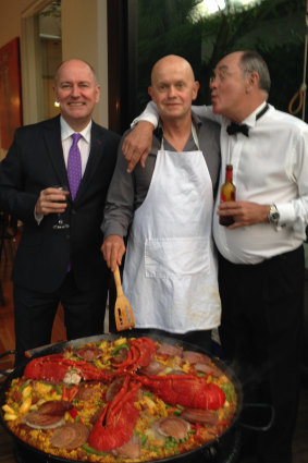 Lobsters, no mobsters: Sly of the Underworld (centre) sorts out the paella with the record-breaking duo. 