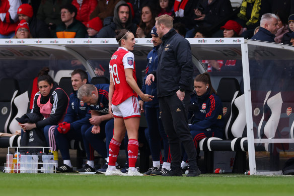 Caitlin Foord speaks with Arsenal manager Jonas Eidevall after leaving the pitch with an injury on Sunday at Meadow Park.