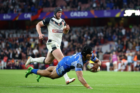 Stephen Crichton touches down for their team’s fifth try.