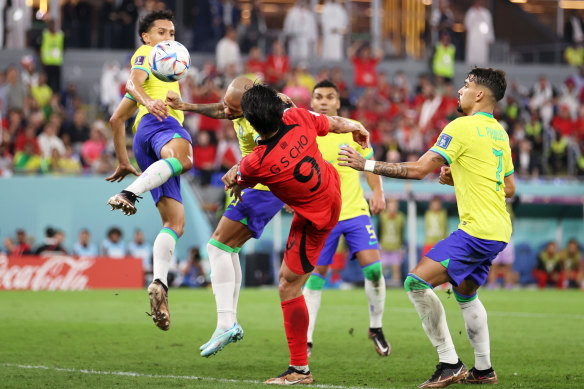 Dani Alves(가운데)는 이미 많은 면에서 자신을 발견했습니다.