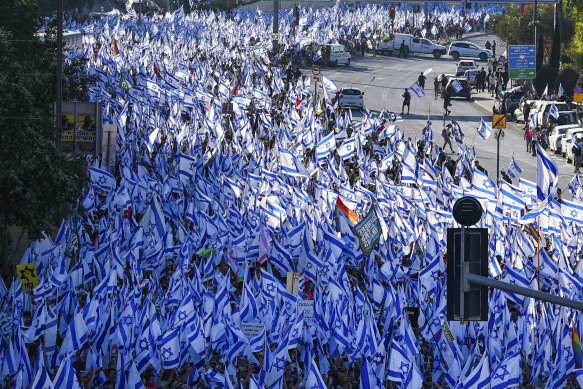 Netanyahu'nun yargı sistemini elden geçirme planlarını protesto etmek için binlerce İsrailli Cumartesi günü Kudüs'e yürüdü.