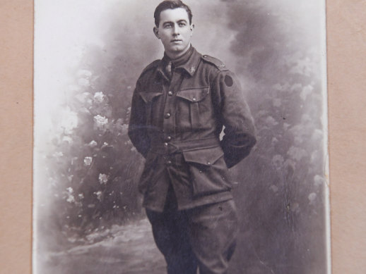 Les Robinson in uniform in Brussels, Belgium, in 1918.