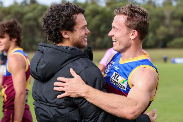 Lester (right) celebrates with Cam Rayner after winning the VFL semi-final over Carlton in 2022.