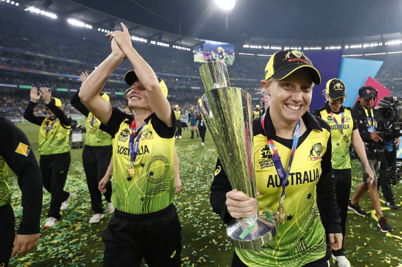 Alyssa Healy celebrates with the Twenty20 World Cup in front of a packed MCG in 2020.