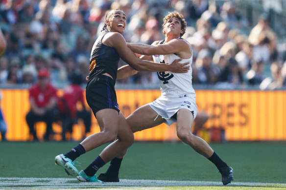 Fremantle’s Josh Draper and Charlie Curnow vie for possession.