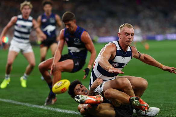 Geelong and North Melbourne wrestle for the lead … at least early in the game.