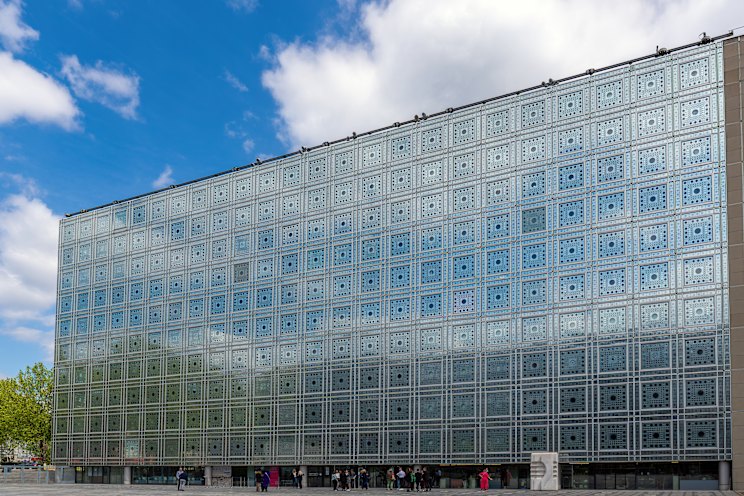 Découvrez des expositions intéressantes et de superbes vues sur la ville à l'Institut du Monde Arabe.