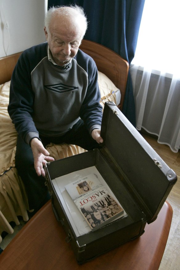 Alex Kurzem in 2007 with his decades-old suitcase in which he stored photos and documents from his past.