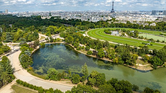 The 16th arrondissement includes Bois de Boulogne, “the lungs” of Paris”.