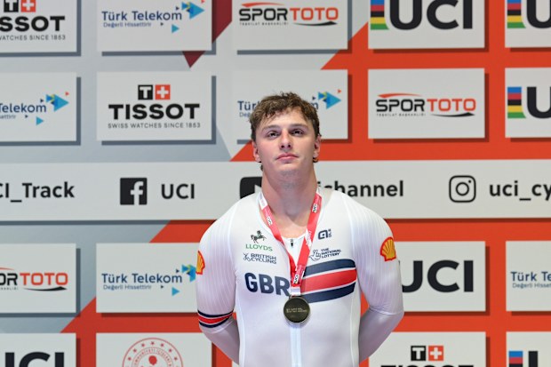 Matthew Richardson with the sprint gold medal he won at the UCI Track Nations Cup in March 2025.