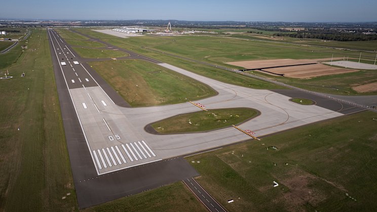 smh.com.au - Matt O'Sullivan - Singapore Airlines locks in flights to Sydney's new airport despite fuel crisis