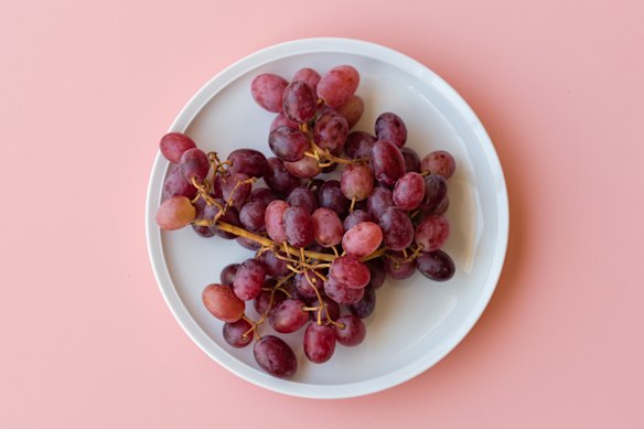 Grapes contain flavonoids and fibre, which can benefit heart health.
