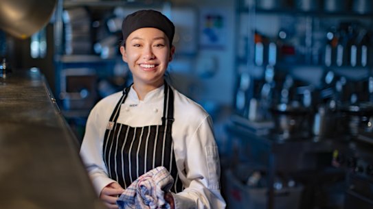 মেথডিস্ট লেডিস কলেজের 11 বছরের ছাত্রী শার্লট লো তার ভিসিই বিষয়ের পাশাপাশি আতিথেয়তা/ রন্ধনশিল্প অধ্যয়ন করছে।