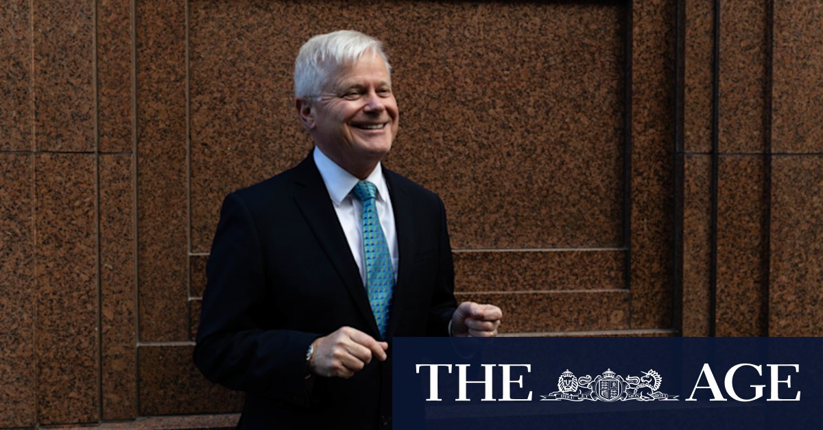 George Clooney doppelganger economist Chris Richardson's new act - Vimarsana News