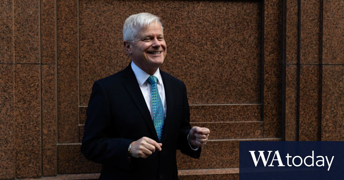 George Clooney doppelganger economist Chris Richardson's new act - Vimarsana News