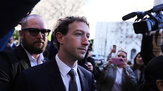 El director ejecutivo de Meta, Mark Zuckerberg, llega a Los Ángeles el miércoles 18 de febrero de 2026 para un ensayo innovador sobre si las plataformas de redes sociales crean adicción y daño intencional a los niños. (Foto AP/Ryan Sun)