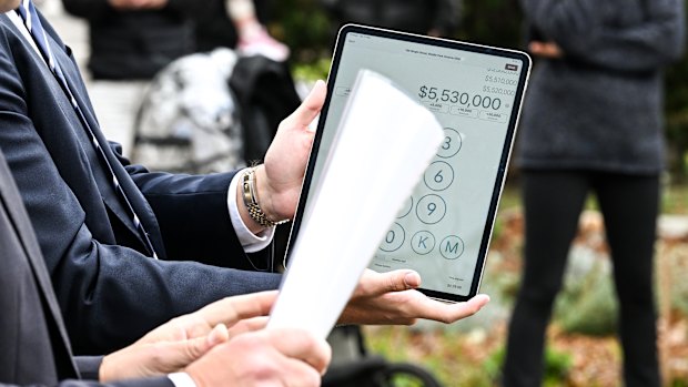 Downsizers pushed the bids for a Middle Park $1 million above reserve.