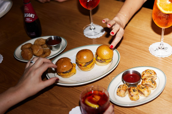 Free snacks during happy hour at Morrison’s. 