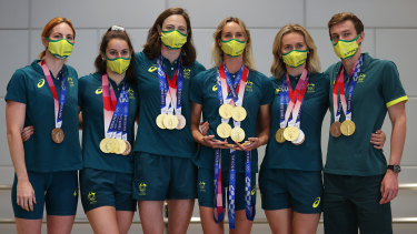 Medallists Emily Seebohm, Kaylee McKeown, Cate Campbell, Emma McKeon, Ariarne Titmus and Izaac Stubblety-Cook.