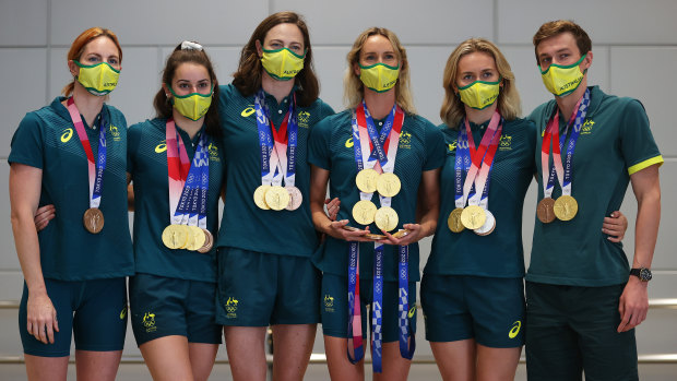 Medallists Emily Seebohm, Kaylee McKeown, Cate Campbell, Emma McKeon, Ariarne Titmus and Izaac Stubblety-Cook.
