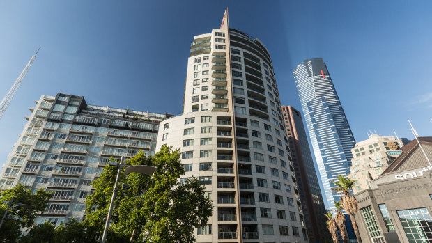 The Quay West tower in Southbank,has a "fin" made of flammable cladding that Melbourne City Council has ordered be removed. 