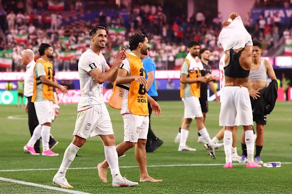 Players of Iran applaud fans after the 2-2 draw with New Zealand.