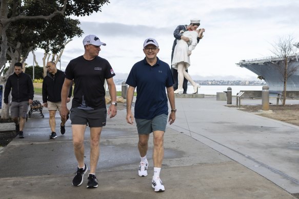 AUKUS formalitelerinden uzakta, burada Avustralya Deniz Kuvvetleri Komutanı Koramiral Mark Hammond ile birlikte görülen Başbakan Anthony Albanese, San Diego'ya yaptığı ilk ziyaretin keyfini çıkarıyor gibiydi. 
