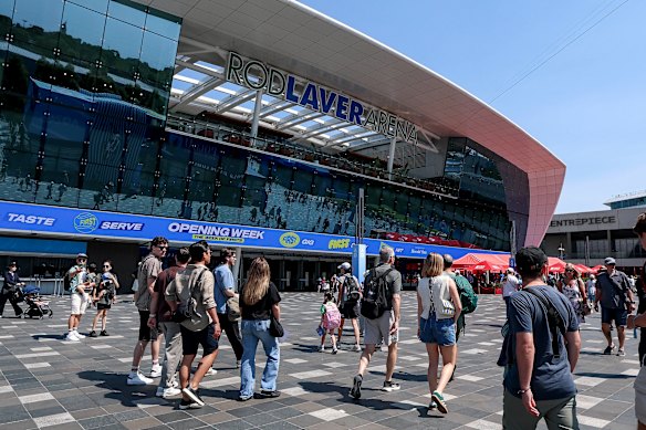 Los fanáticos del tenis deambulan afuera del Rod Laver Arena el primer día de la Semana Inaugural del Abierto de Australia 2026.