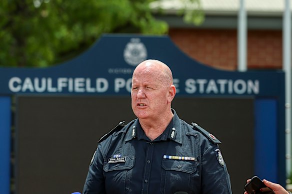 O vice-comissário Chris Gilbert fala à mídia.