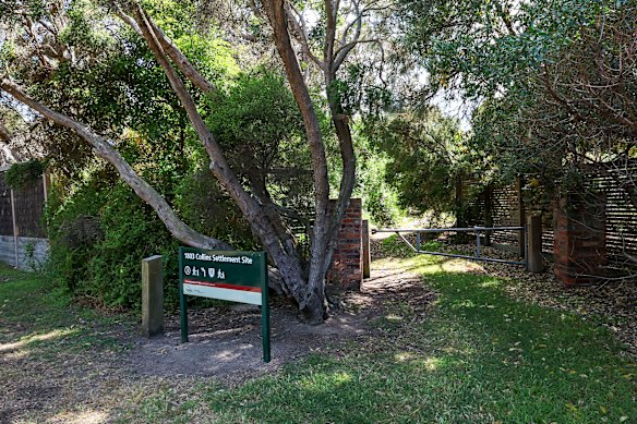 O local do assentamento de Collins em Sullivan Bay foi comparado ao The Rocks em Sydney por suas ligações com os primeiros habitantes europeus da Austrália.