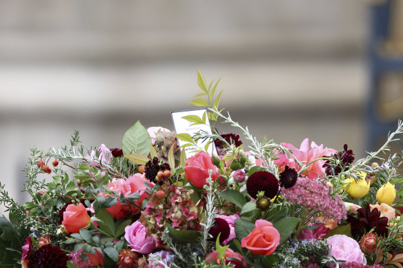 Kraliçe'nin cenaze çelenkine dokunan çiçekler ve yapraklar kraliyet bahçelerinden geldi. 