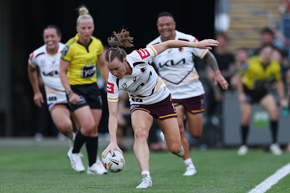 Tamika Upton est au sol.