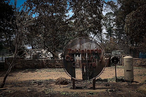 O incêndio danificou edifícios em Ruffy. 