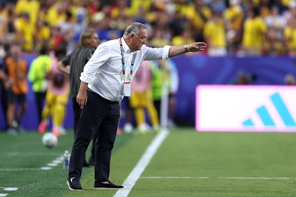 Dick Advocaat barks instructions.