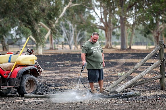 Shane Peterson limpando no sábado depois que um incêndio atingiu Longwood.