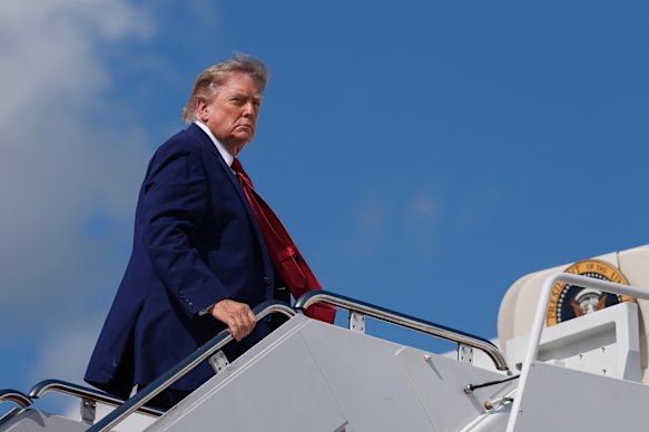 Il presidente degli Stati Uniti Donald Trump sale a bordo dell'Air Force One venerdì.