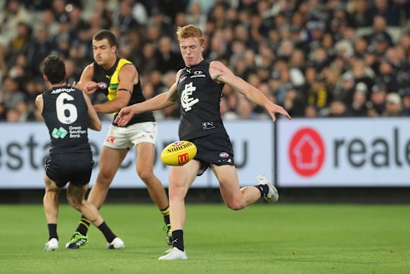 Carlton’s Harry Dean launches into a kick.