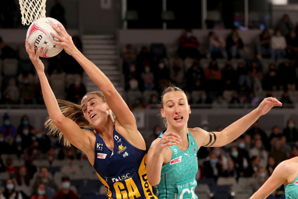 Cara Koenen of the Lightning and the Vixens’ Emily Mannix battle for possession.